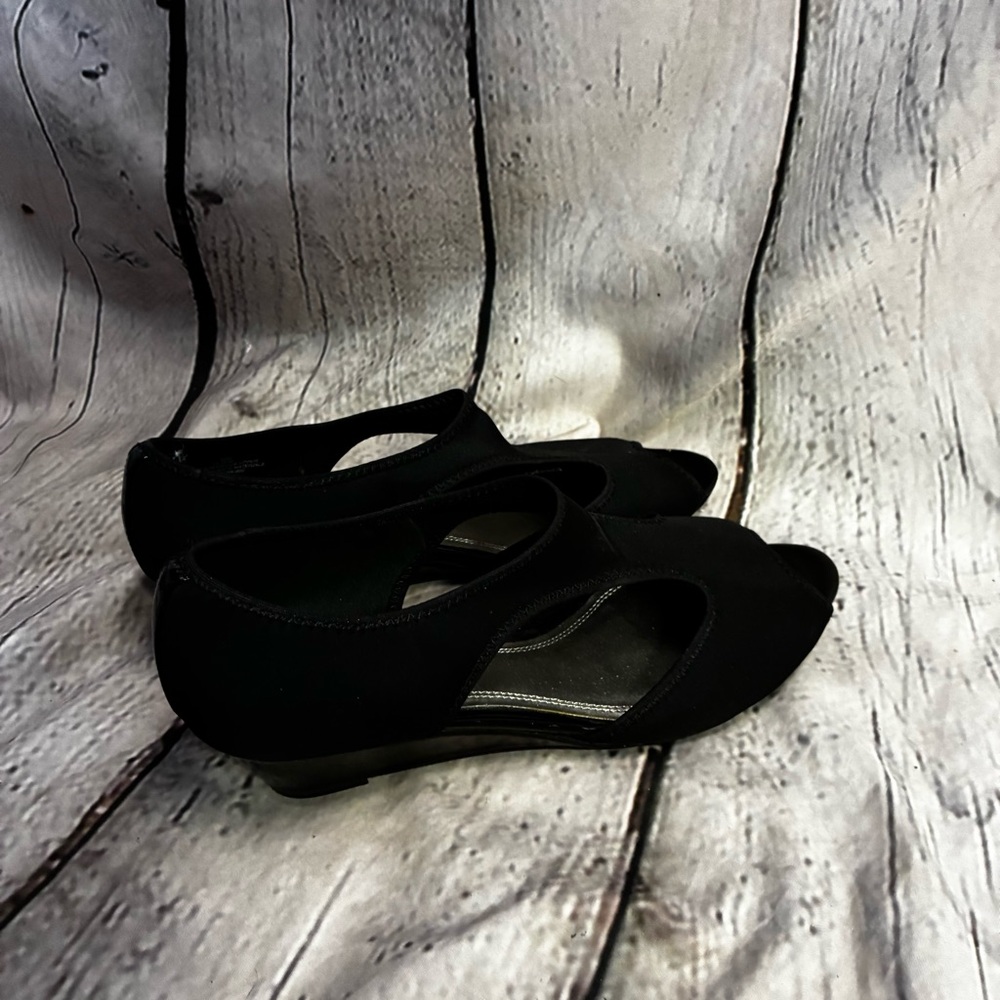 Impo Gloria Stretch Black Cutout Wedge Sandals Summer Comfort Shoes GUC Size 8.5